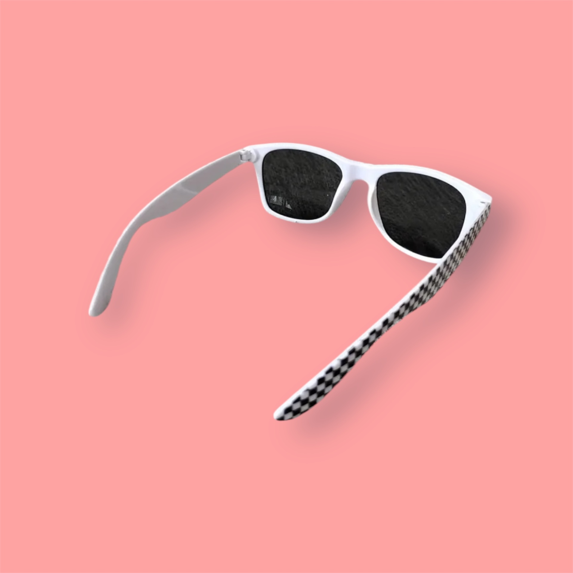 Óculos de sol com armação branca e hastes xadrez preto e branco