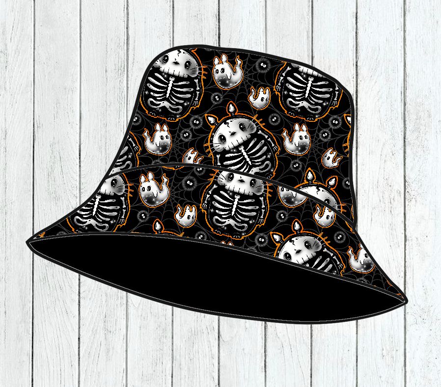 Chapéu pescador preto com padrão de esqueletos brancos e detalhes laranja