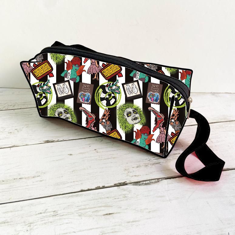 Bolsa de tecido com padrão colorido e alça preta