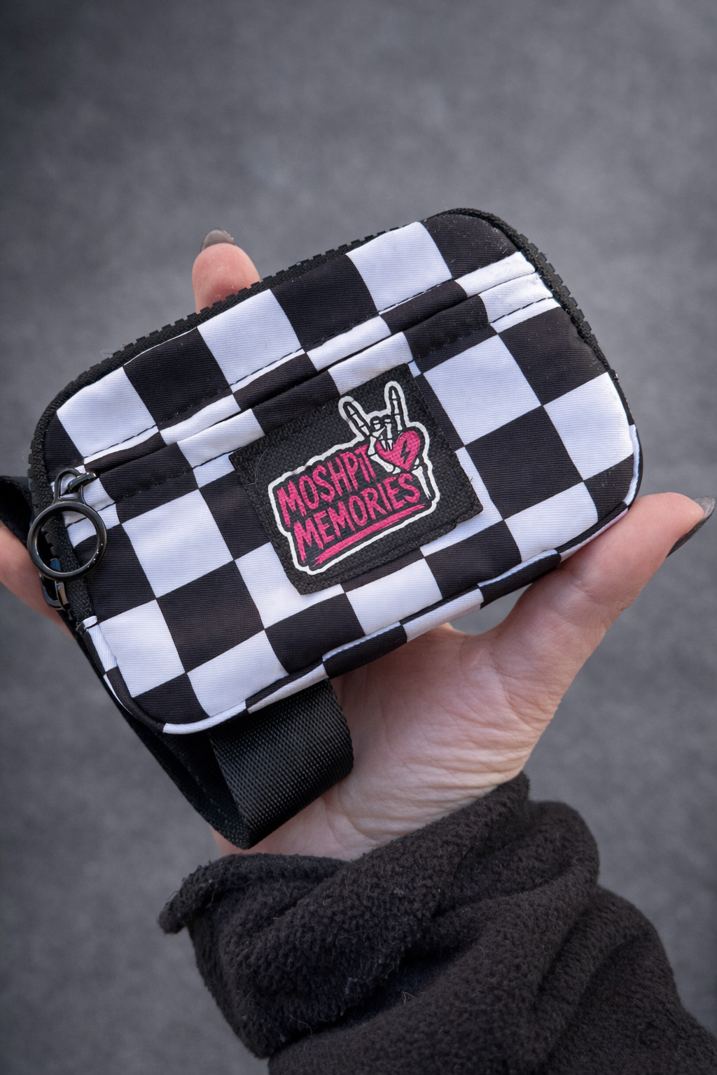Carteira pequena xadrez preto branco com etiqueta MOSHPIT MEMORIES