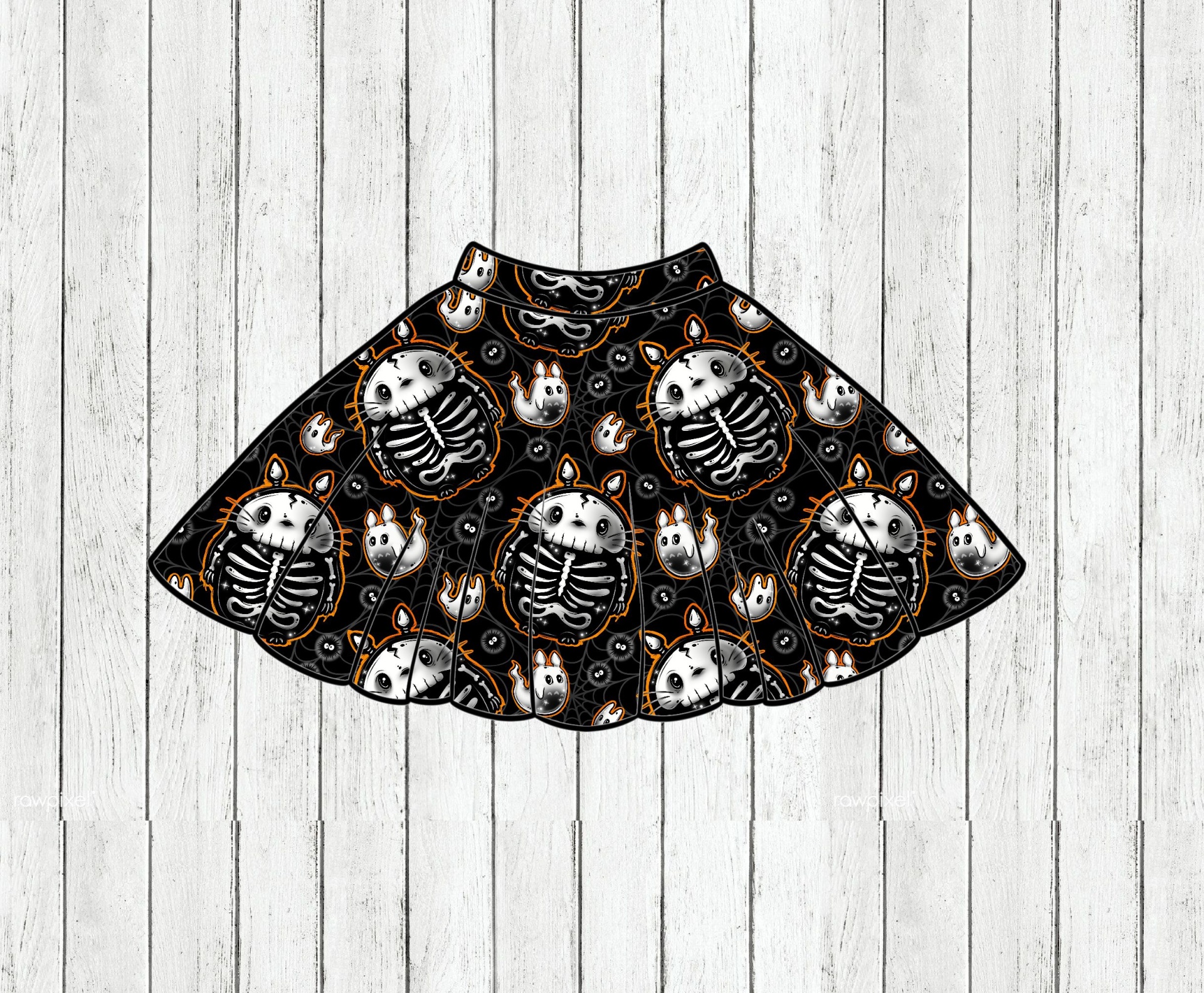 Saia preta com padrão de esqueletos e detalhes laranja sobre fundo de madeira clara