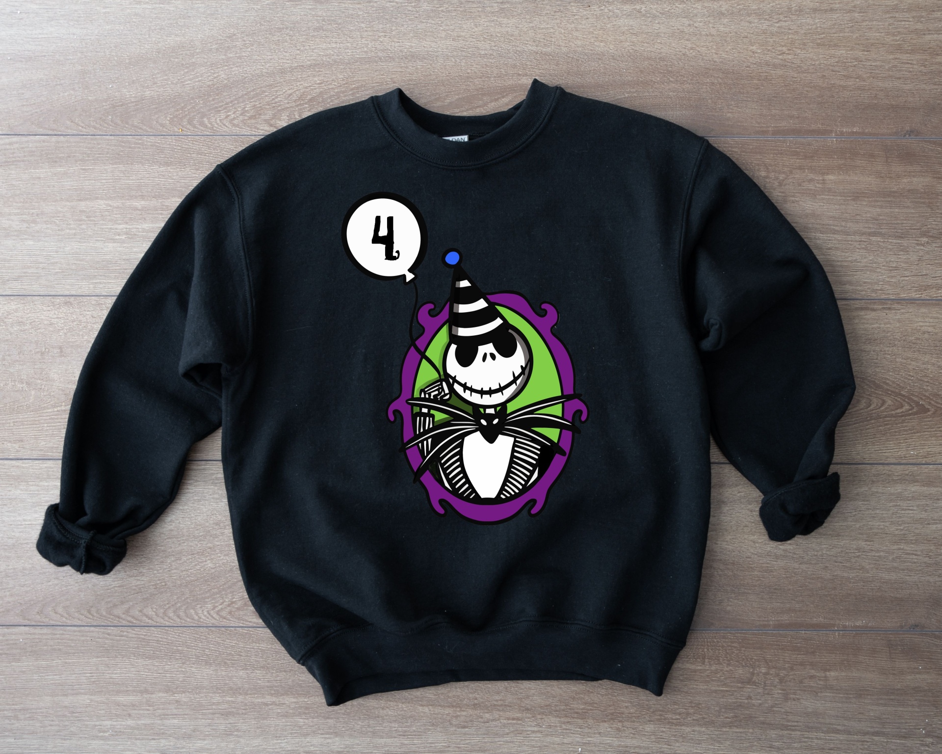 Sweatshirt preta com estampa colorida do Jack Skellington em fundo verde e roxo