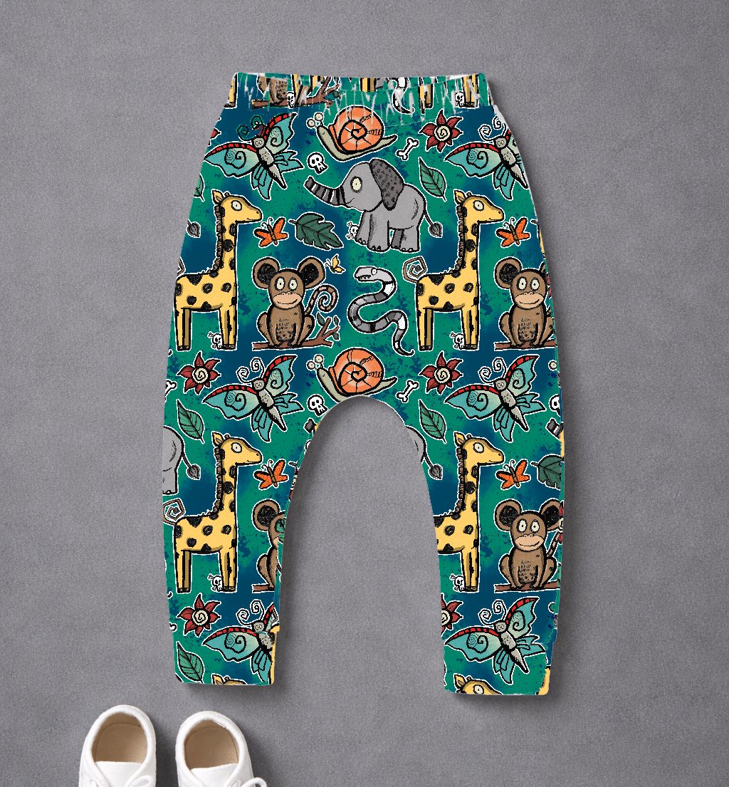 Calças infantis coloridas com estampado de animais e folhas
