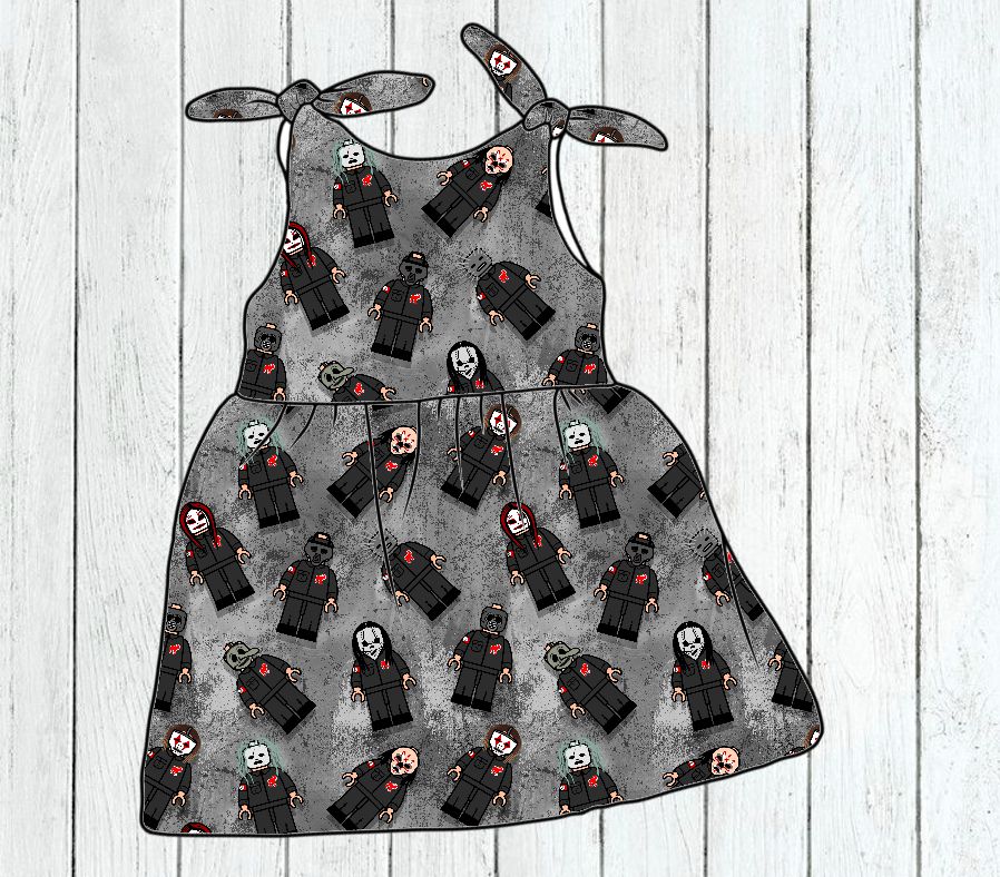 Vestido cinza com padrão de miniaturas de personagens de terror em fundo de madeira clara