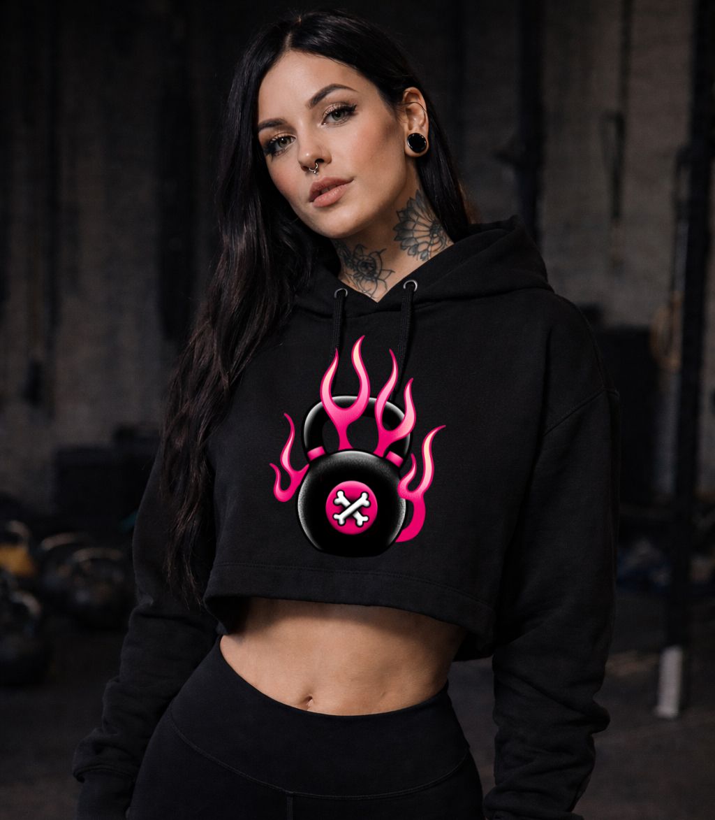 Sweatshirt cropped preta com estampa de kettlebell com chamas rosa