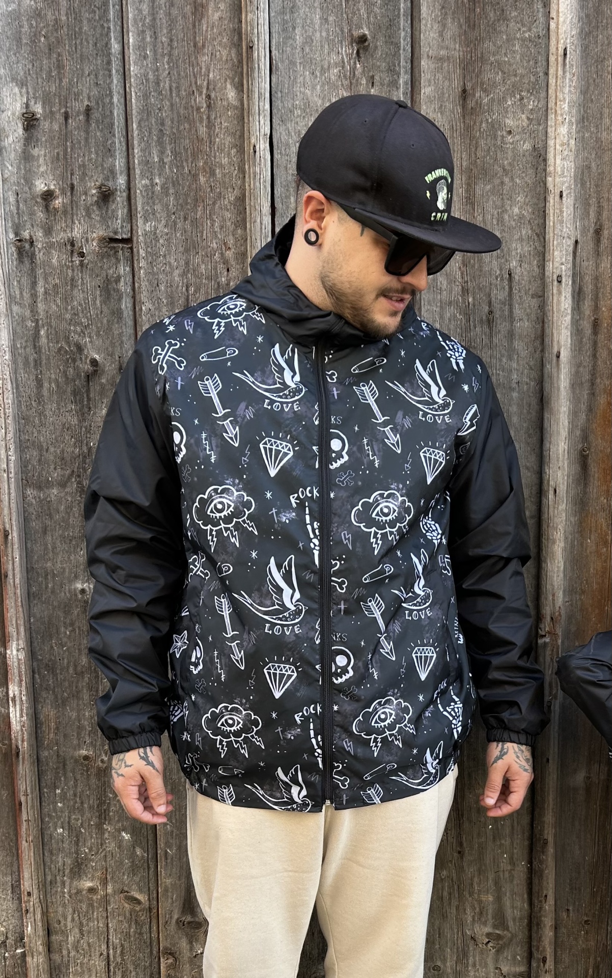 Casaco preto estampado com fecho de correr e mangas lisas vestido por homem