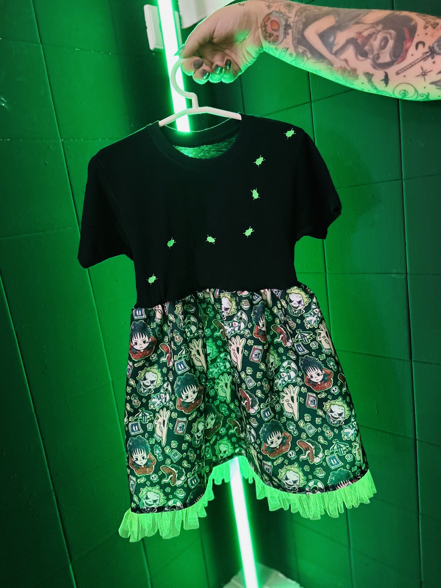Vestido infantil preto com saia estampada de caveiras e detalhes fluorescentes