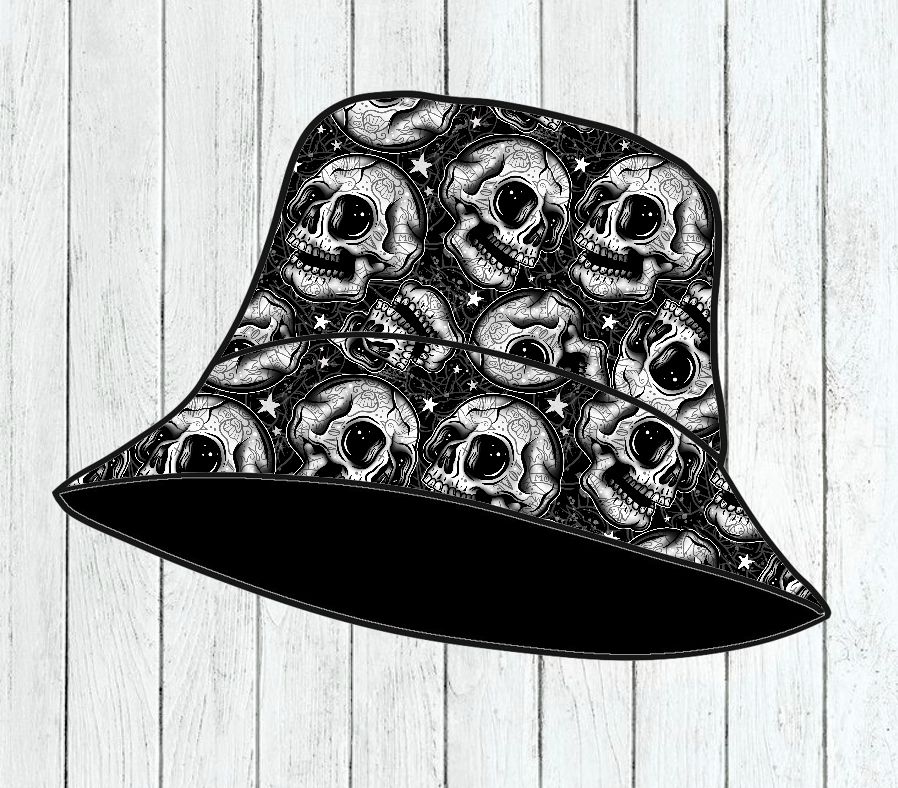 Chapéu bucket preto com padrão de caveiras brancas e estrelas