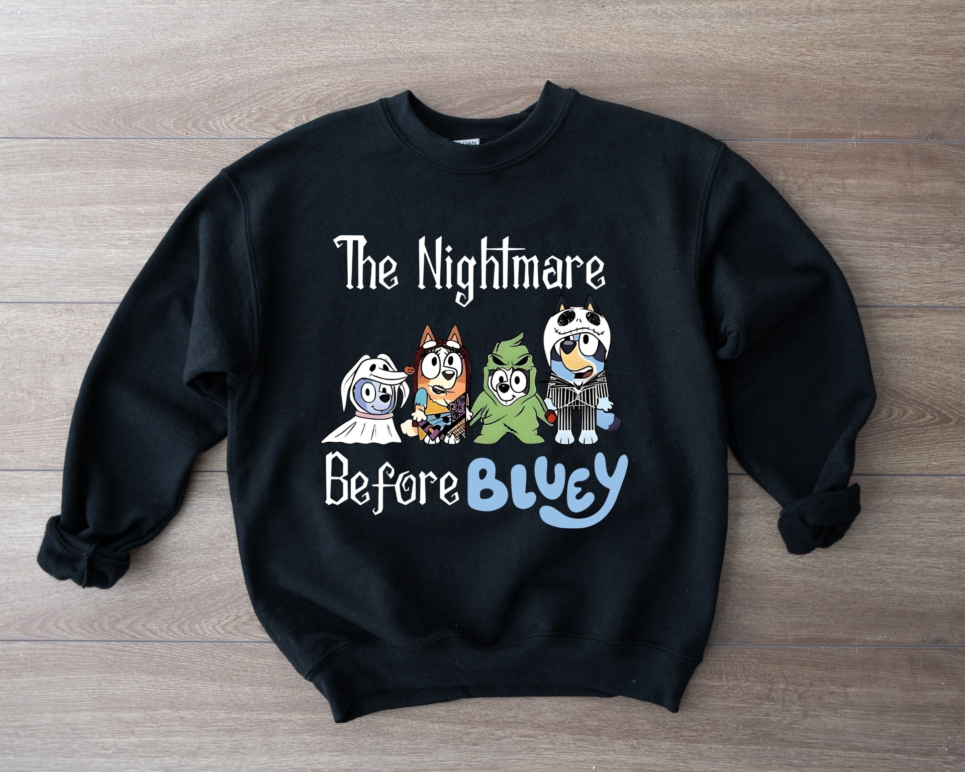 Sweatshirt preta com desenho colorido e texto em branco na frente