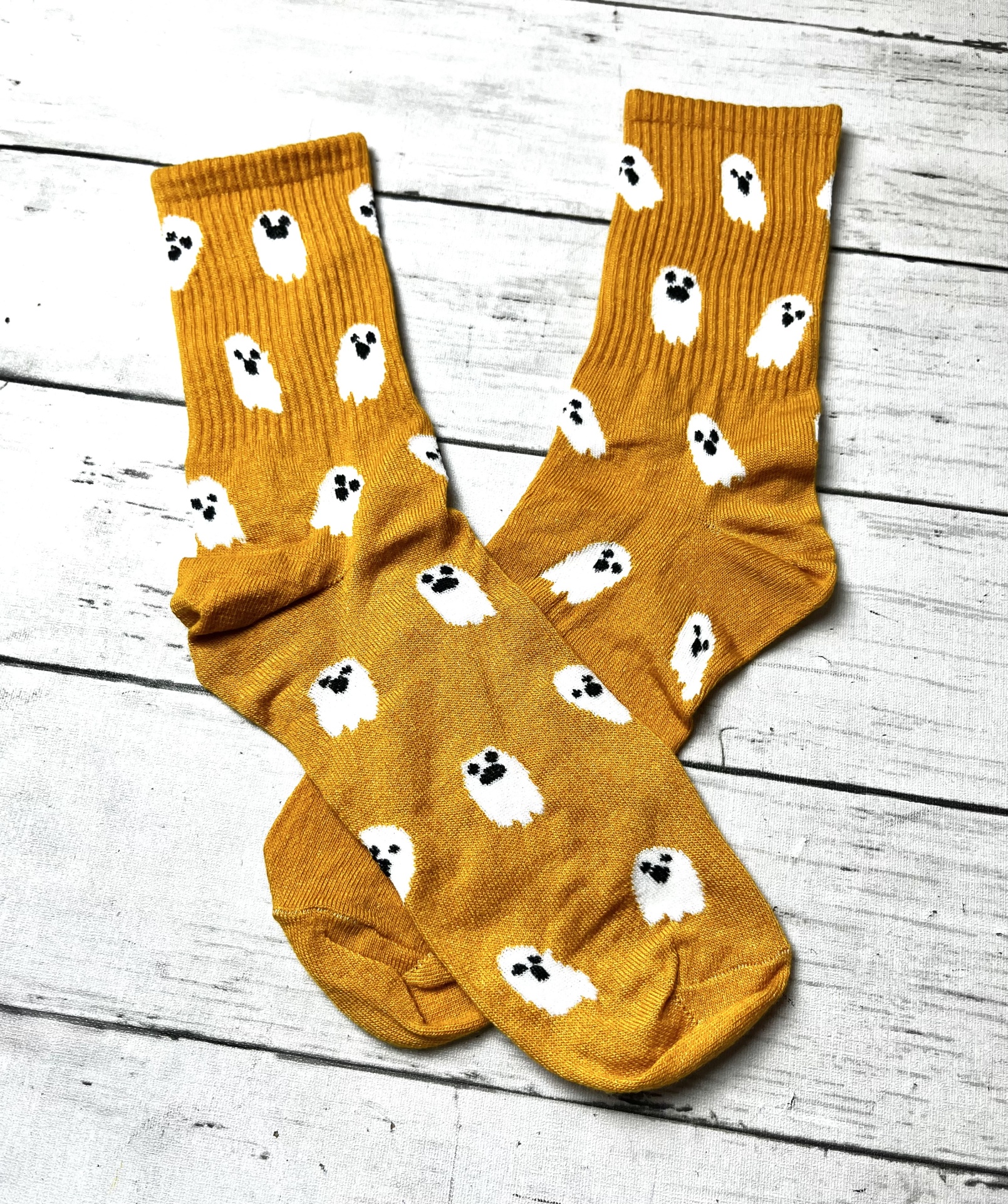 Meias Amarelas Fantasmas Brancos