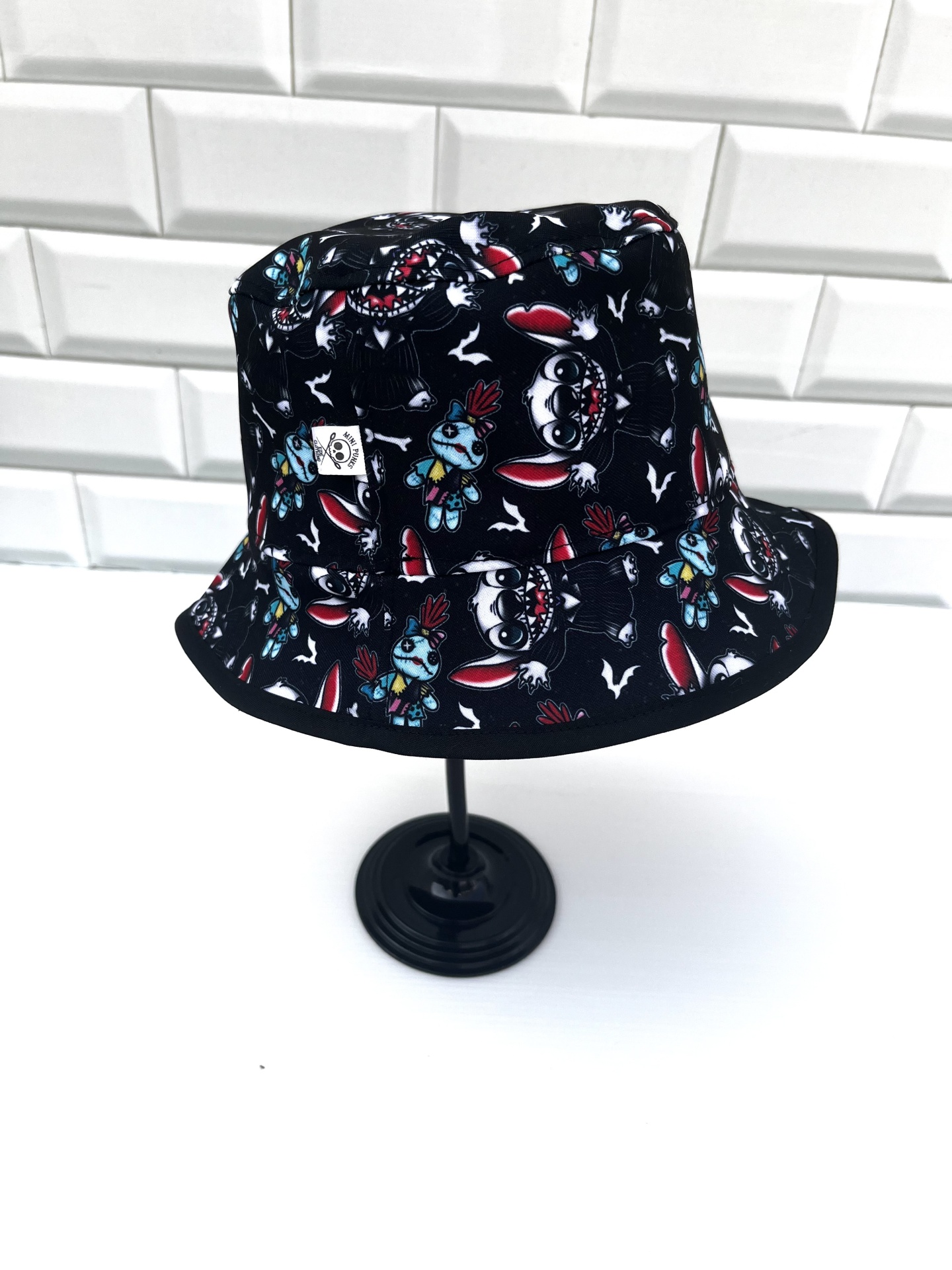 Chapéu balde preto com padrão colorido em base preta