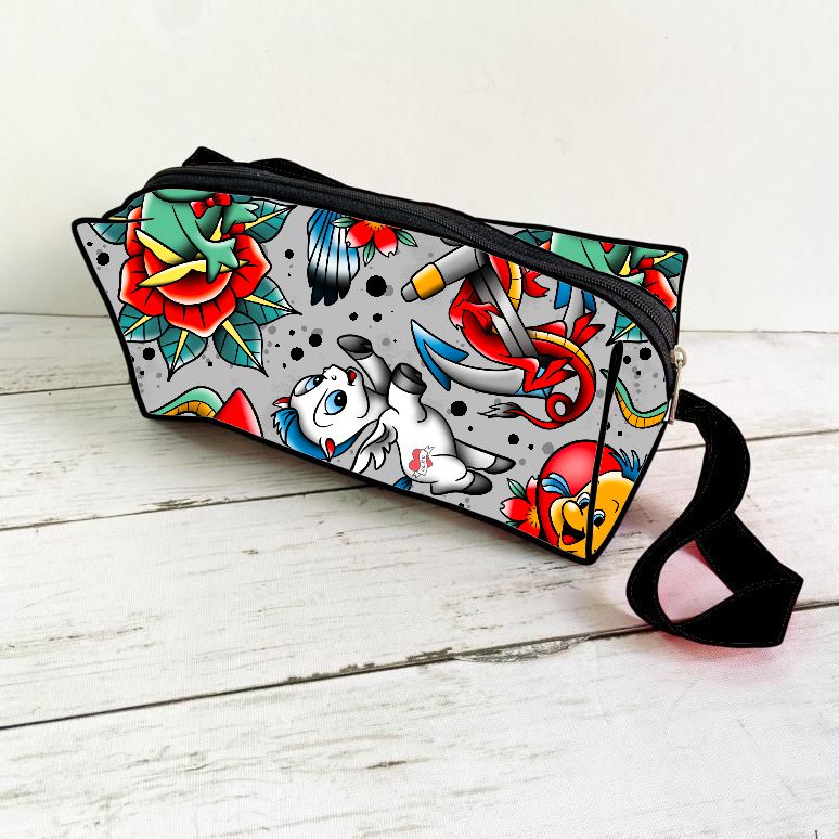 Bolsa tipo estojo colorida com desenhos de tatuagens clássicas e alça preta