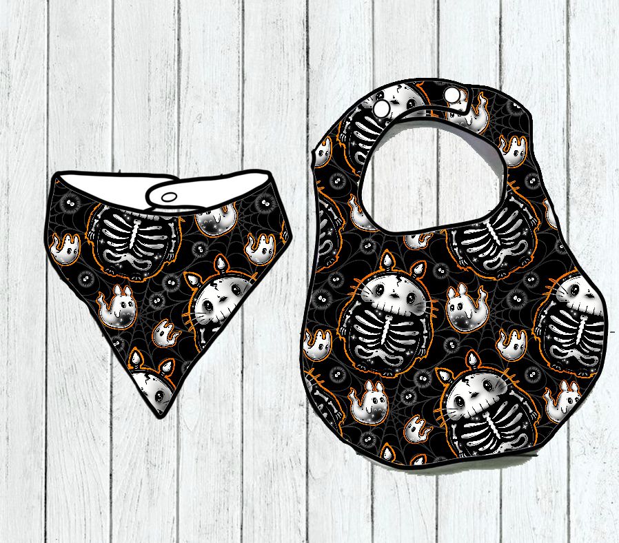Babete e bandana para bebé com padrão de esqueletos e fantasmas em fundo preto