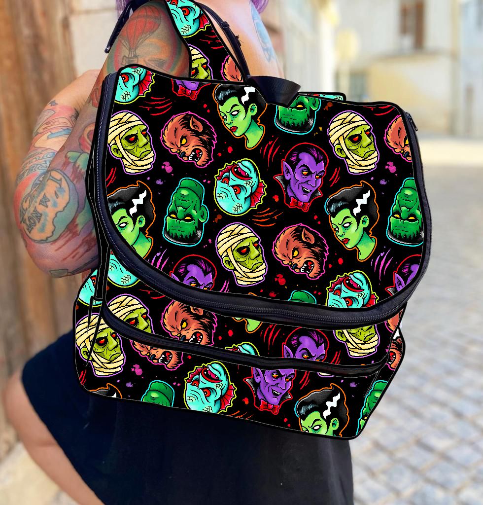 Mochila com padrão colorido de monstros clássicos de horror