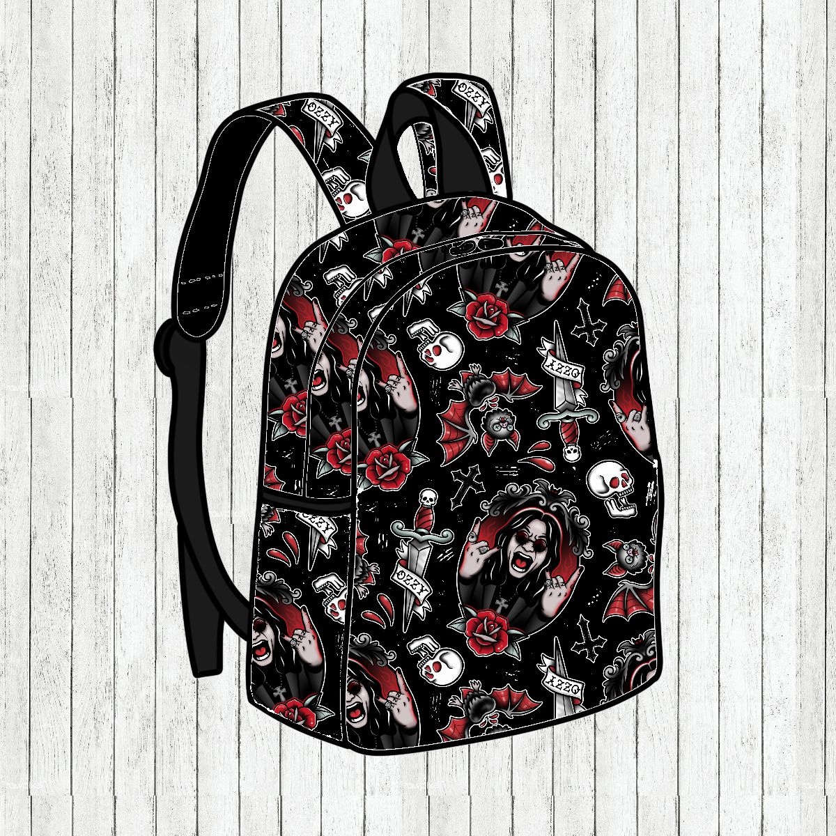 Mochila preta com padrão de caveiras, rosas vermelhas e adagas em fundo de madeira