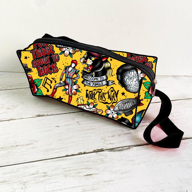 Carteira de cintura com padrão gráfico colorido e frases em inglês