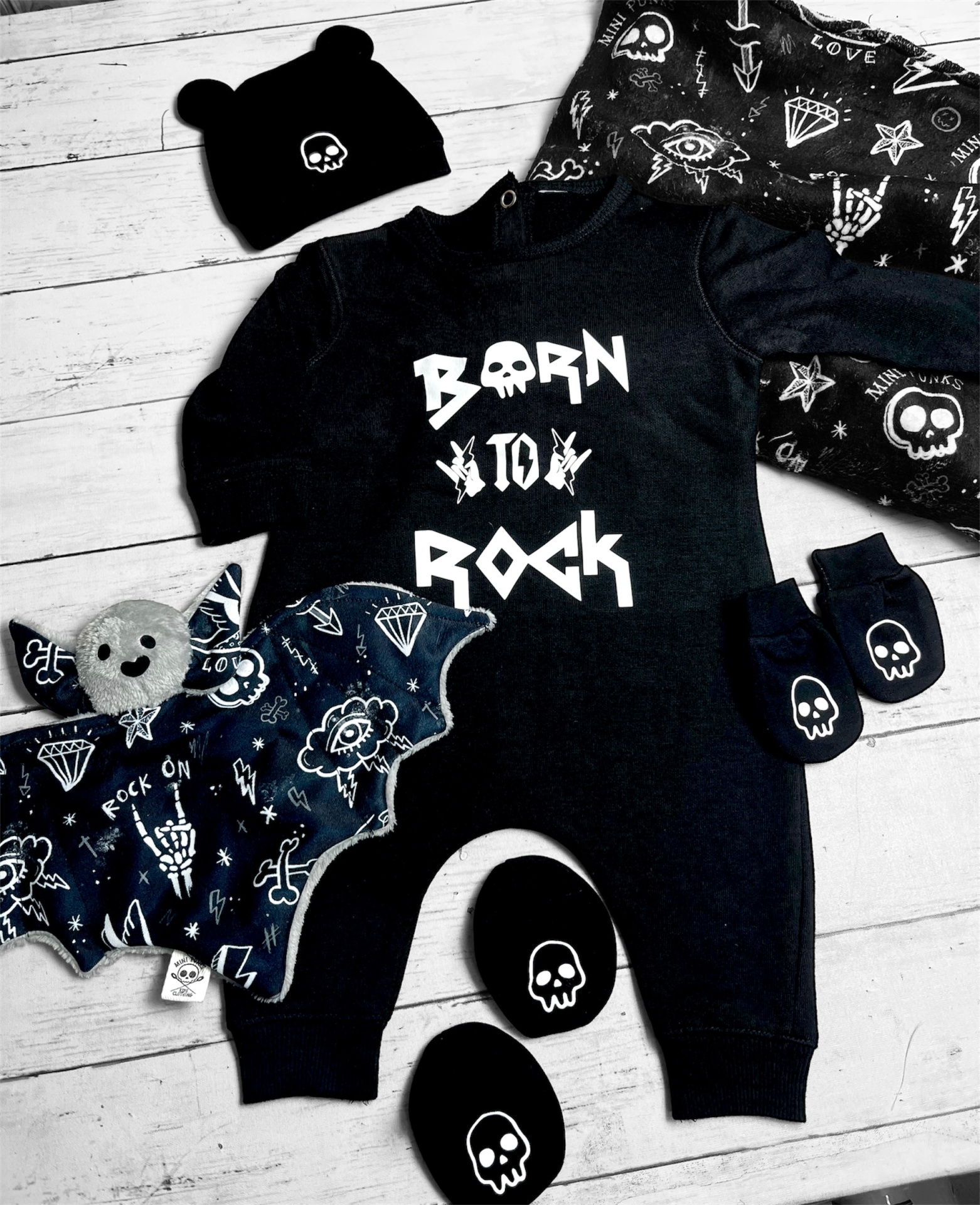 Conjunto roupa bebé preto com t-shirt BORN TO ROCK e acessórios com motivos de caveira.