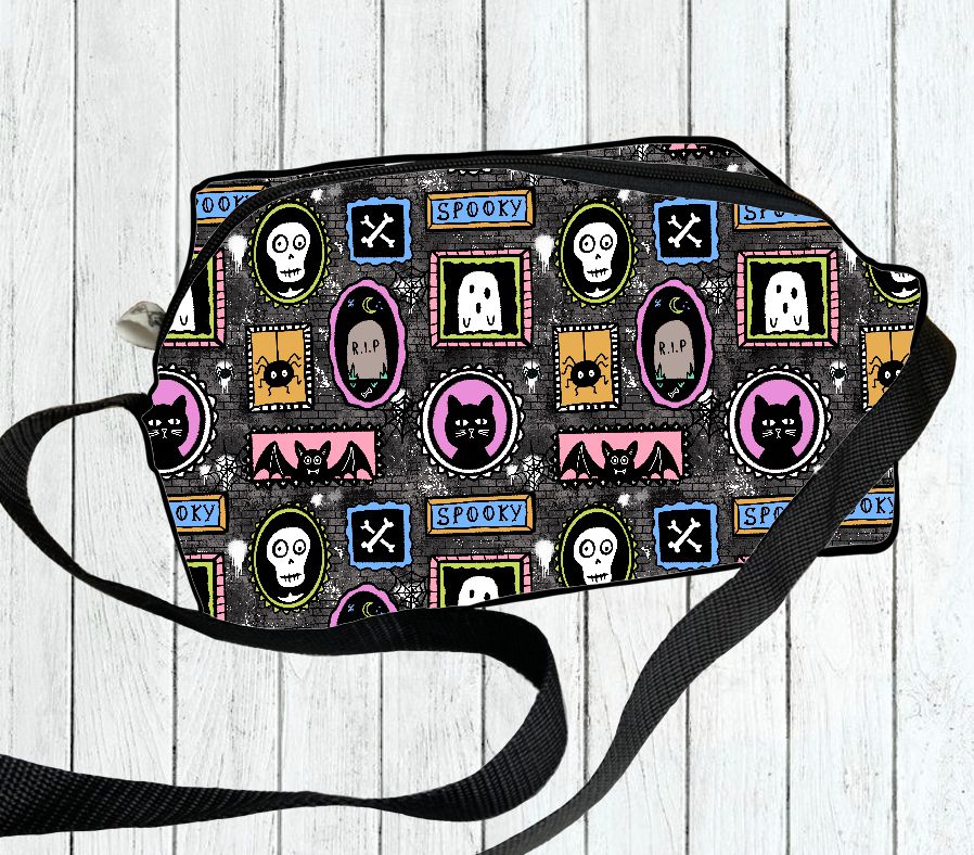 Bolsa preta com padrão Halloween e alças longas pretas