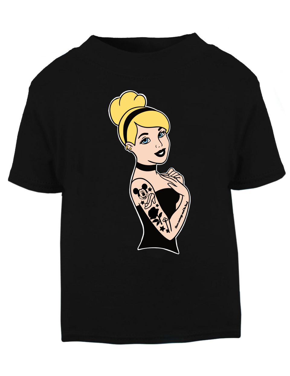 T-shirt preta com estampa de mulher loira de vestido preto e tatuagens no braço esquerdo
