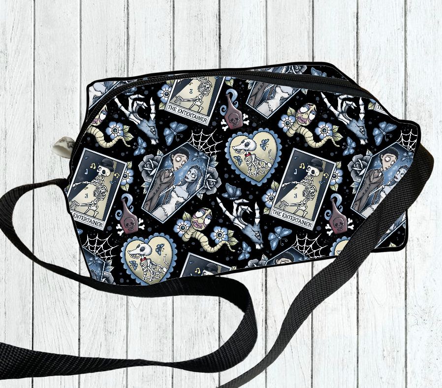 Bolsa tiracolo preta com padrão de cartas de tarot, corações, flores e teias.