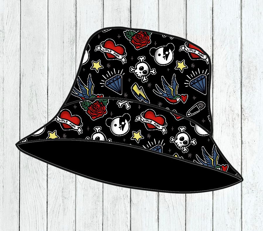 Chapéu de pescador preto com várias estampas coloridas de caveiras, rosas, diamantes e corações