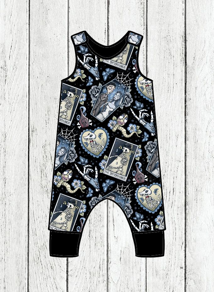 Macacão de criança com padrão gótico colorido e bainhas pretas