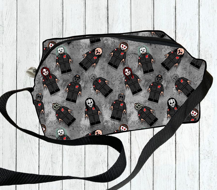 Bolsa cinza com padrão de personagens de terror e alça preta