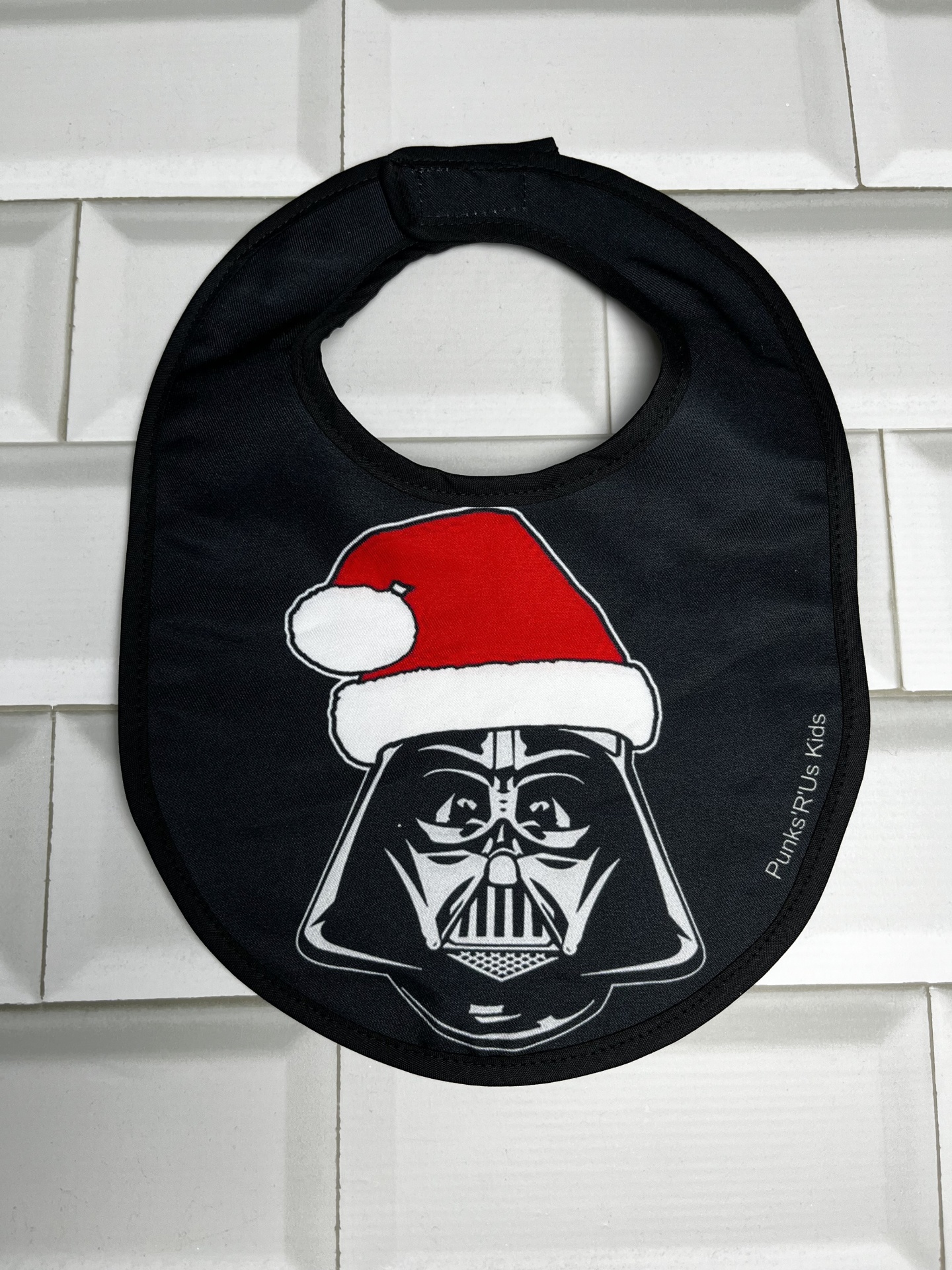 Babete preto com capacete de Darth Vader e gorro de Pai Natal
