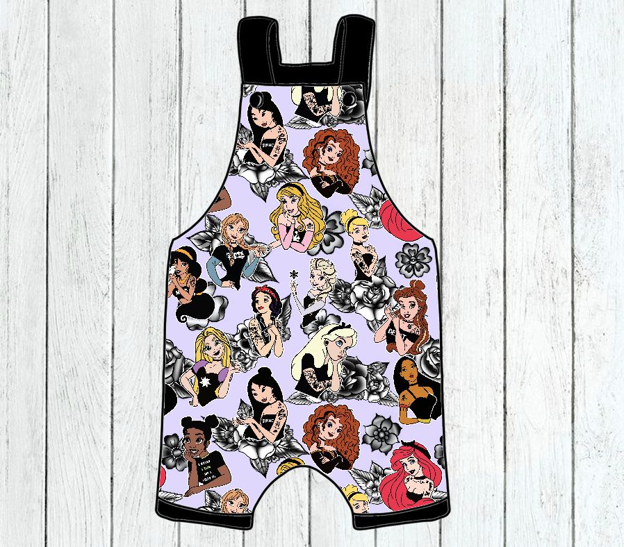 Macacão curto infantil lilás com estampa de personagens femininas coloridas e alças pretas