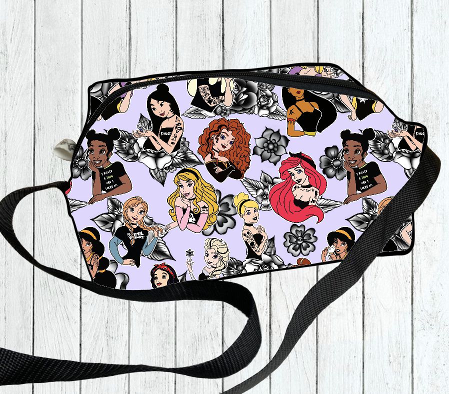 Bolsa de ombro com padrão de personagens femininas coloridas e flores em fundo lilás.