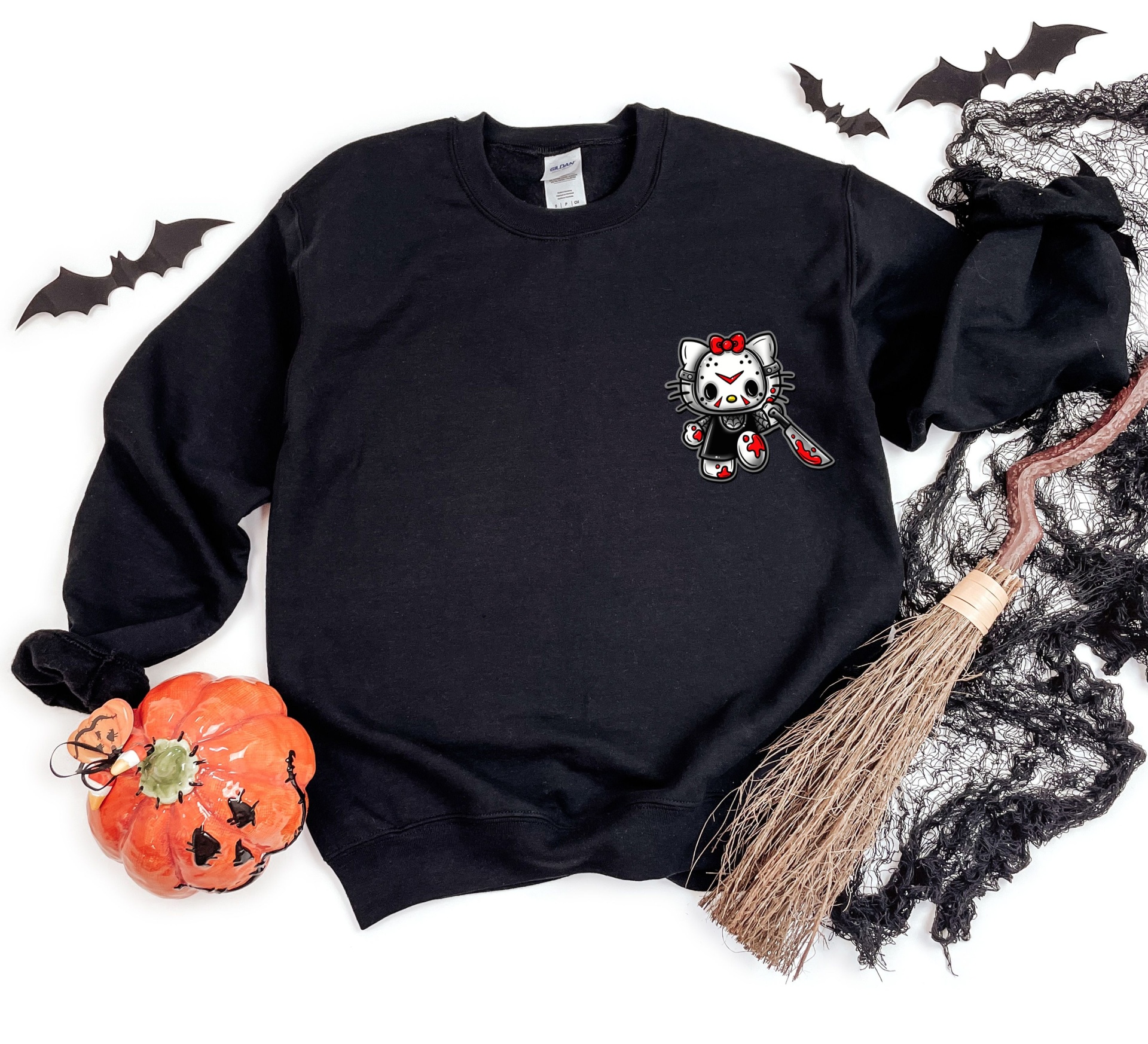 Sweatshirt preta com estampa de gato horroroso e elementos decorativos de Halloween