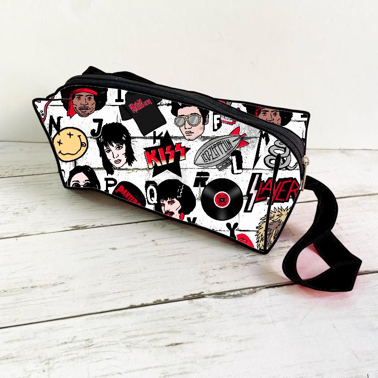 Necessaire triangular branca com padrão pop art e textos KISS, SLAYER, REPTILE