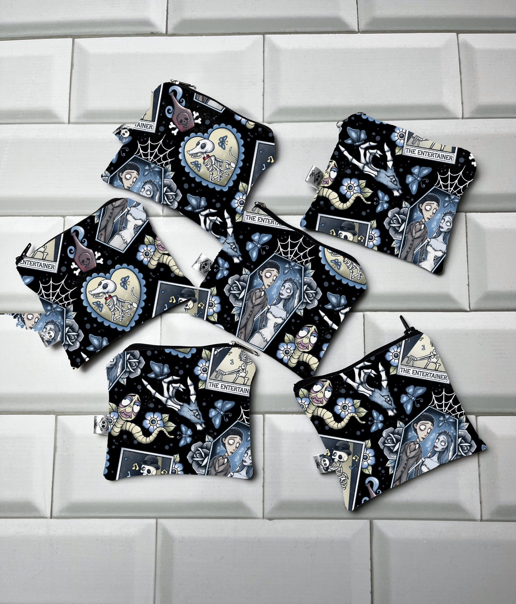 Pequenos sacos de tecido com estampado preto azul e personagens de tema sombrio