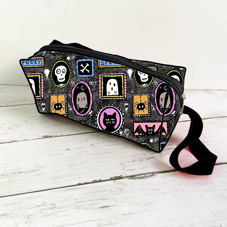 Pochete preta com estampado colorido de molduras e desenhos de Halloween