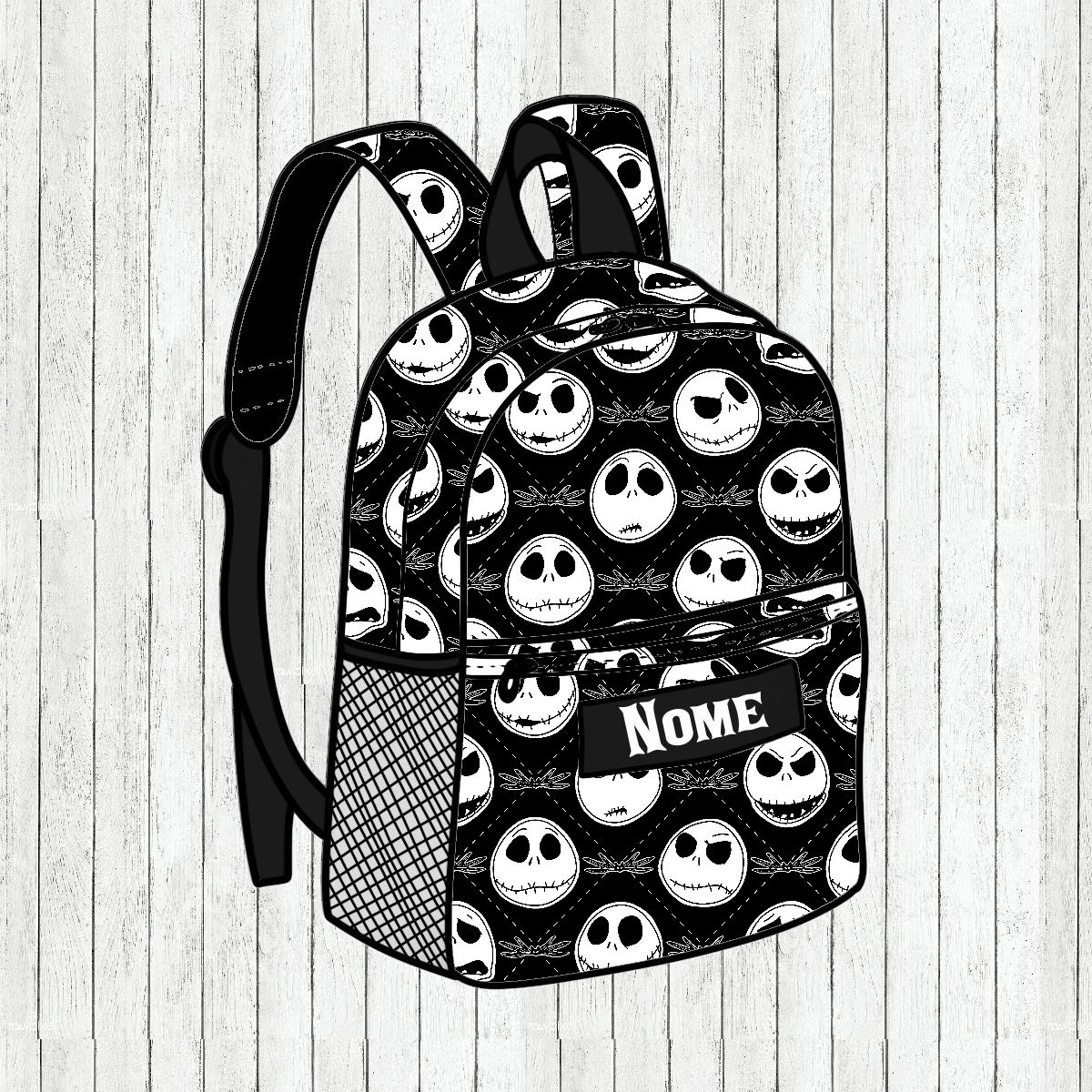 Mochila preta com padrão de caveira branca e etiqueta com texto NOME