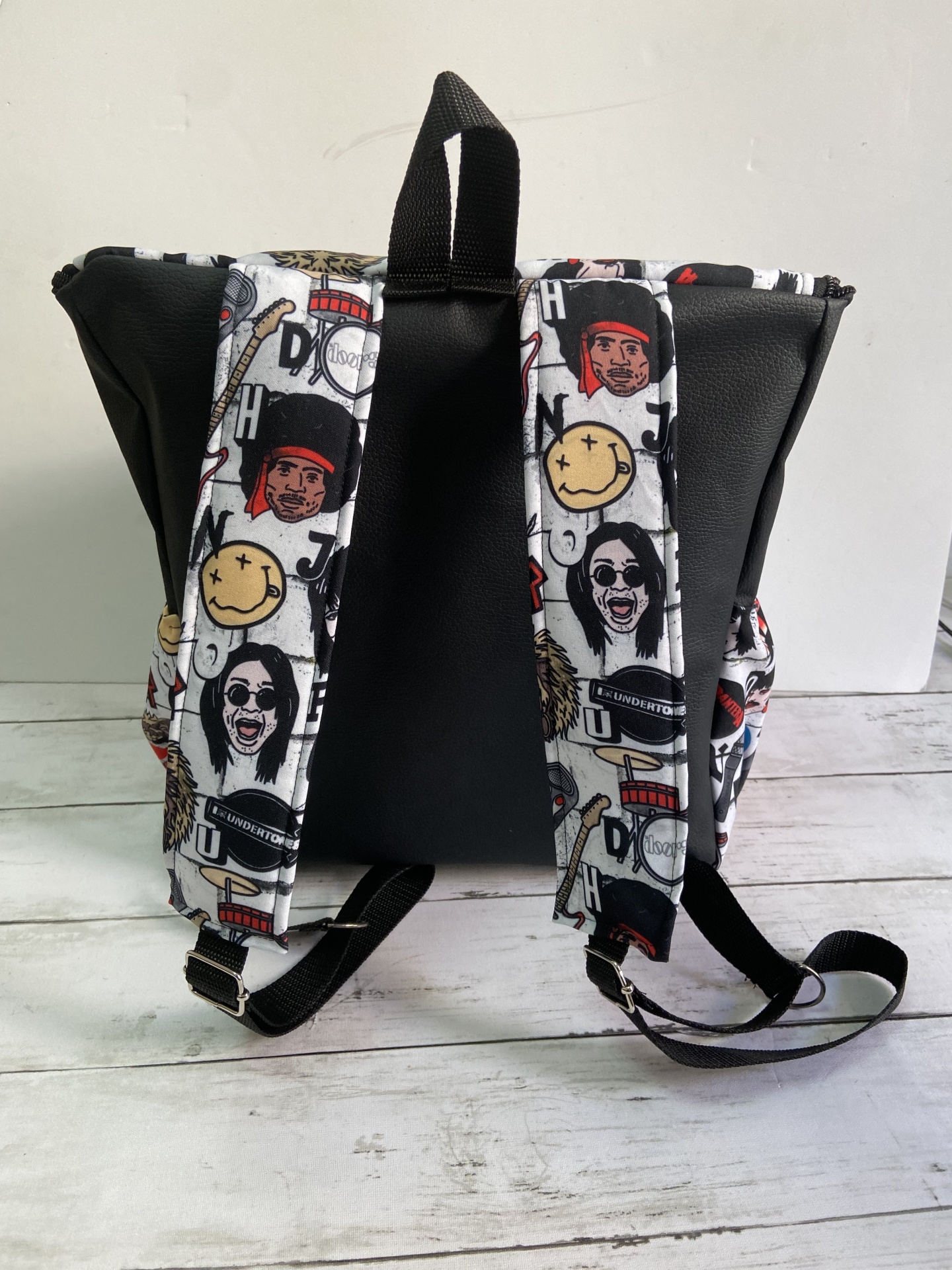 Mochila Busy Mom Spooky Frames - Por Encomenda