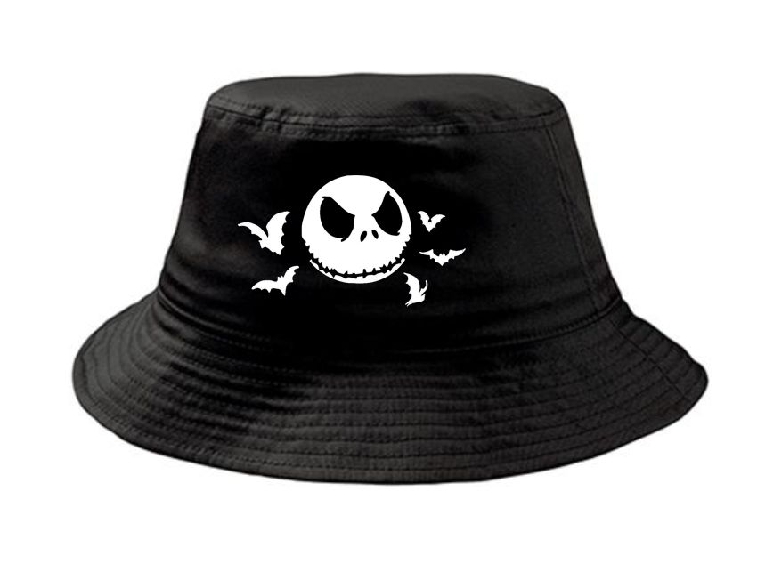 Chapéu pescador preto com estampa branca de caveira e morcegos