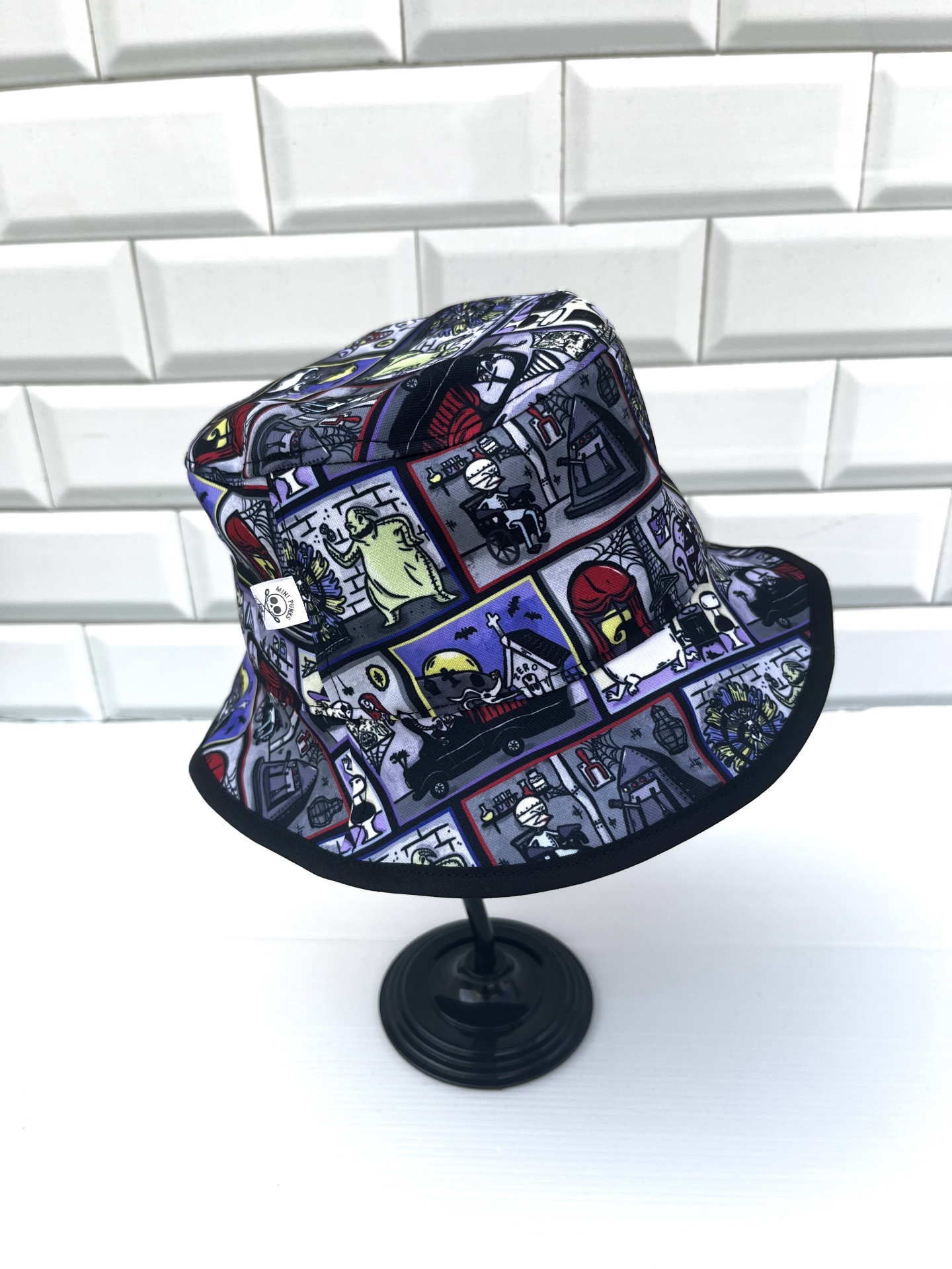 Chapéu tipo pescador com padrão de quadrinhos colorido e borda preta
