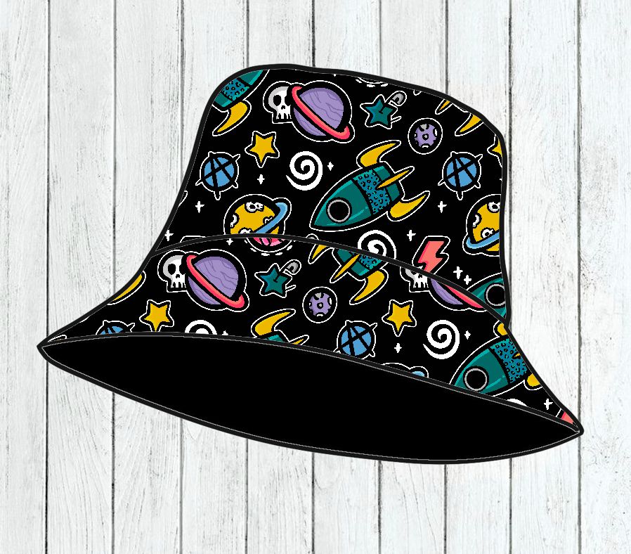 Chapéu bucket com padrão espacial colorido sobre fundo preto