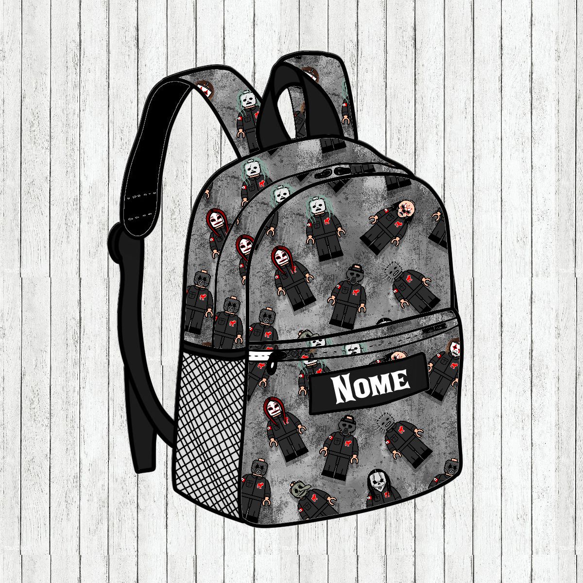 Mochila cinzenta com bonecos e etiqueta com texto NOME