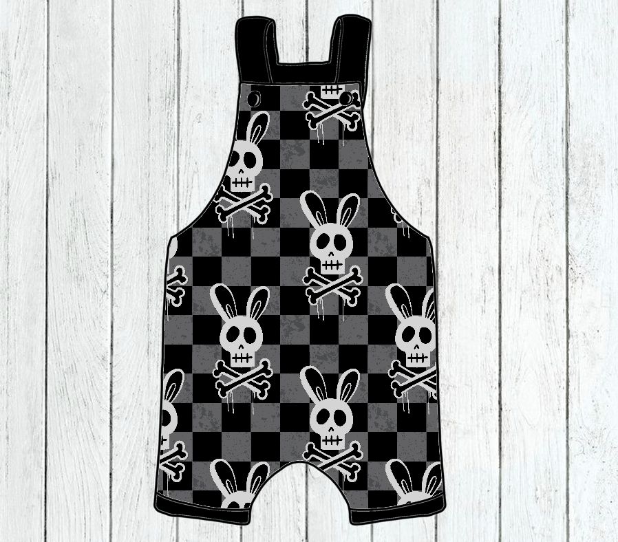 Macacão de criança preto e cinzento com padrão de caveiras e ossos em forma de coelho