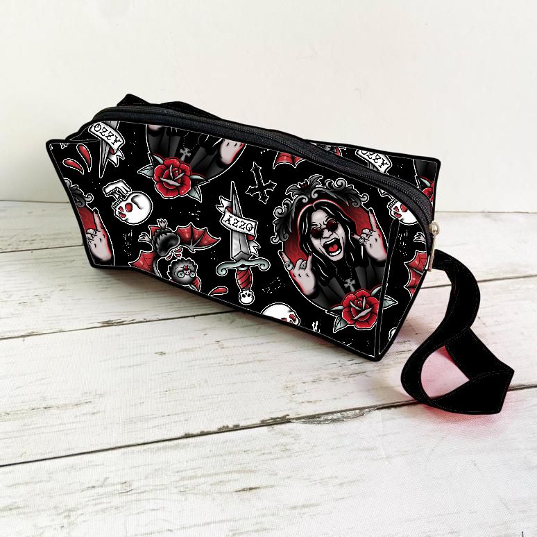 Bolsa tiracolo preta com estampado de caveiras, rosas, punhais e texto OZZY