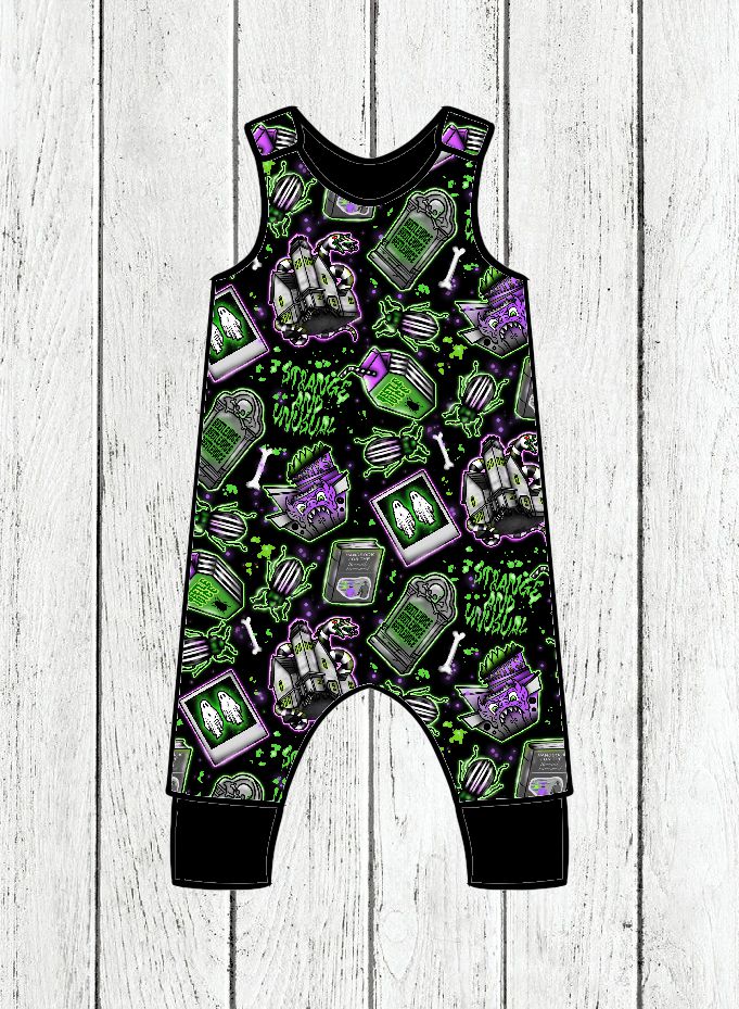 Macacão bebé colorido sem mangas com padrões de caveiras e lápides