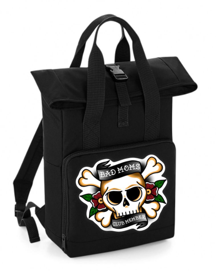 Mochila preta com estampa de caveira e ossos cruzados