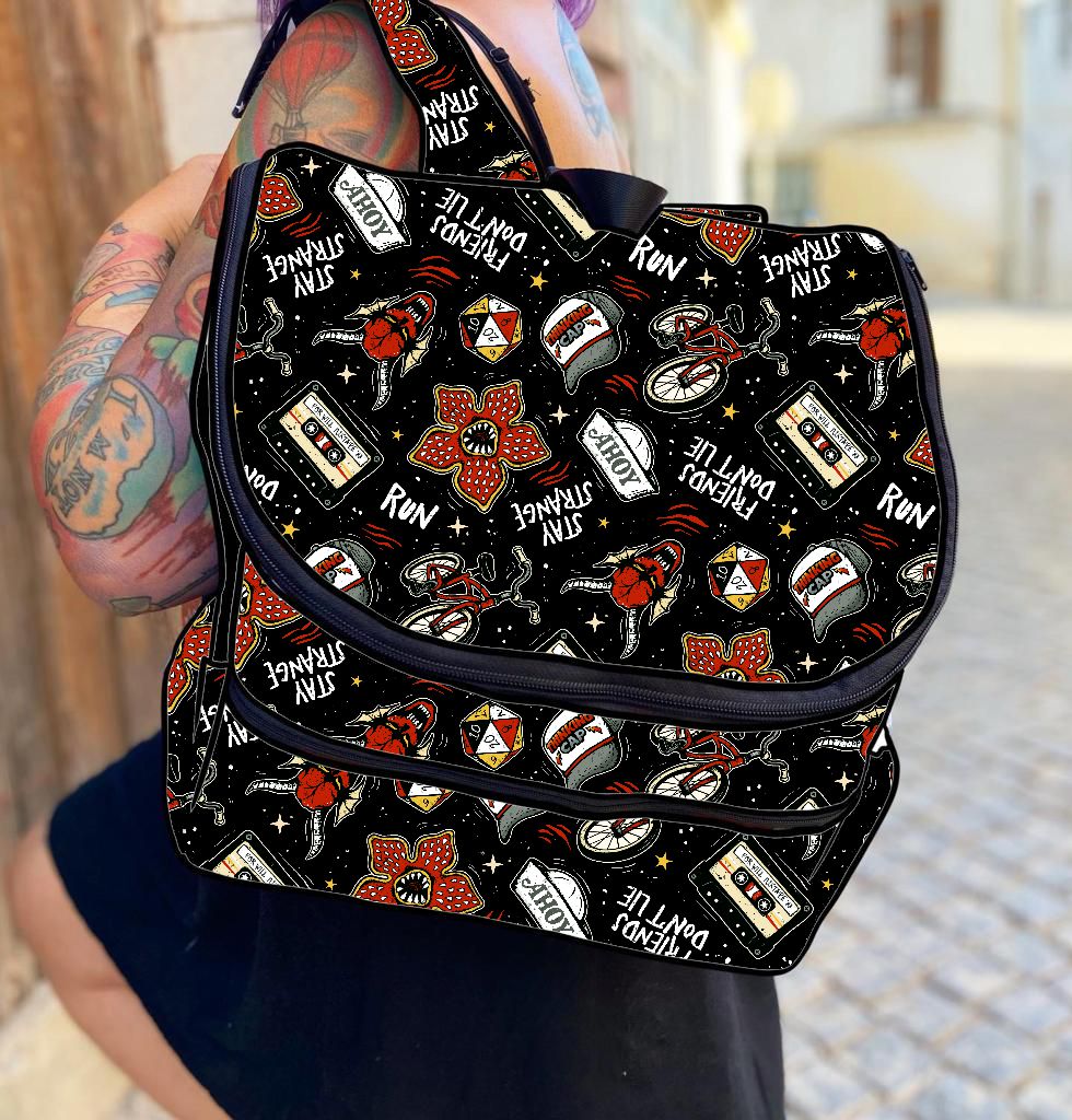 Mochila preta com padrão colorido e textos em fundo urbano