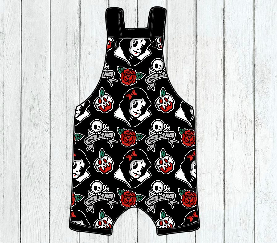 Macacão infantil preto com padrão de caveiras, rosas vermelhas, maçãs vermelhas e rosto feminino estilo cartoon