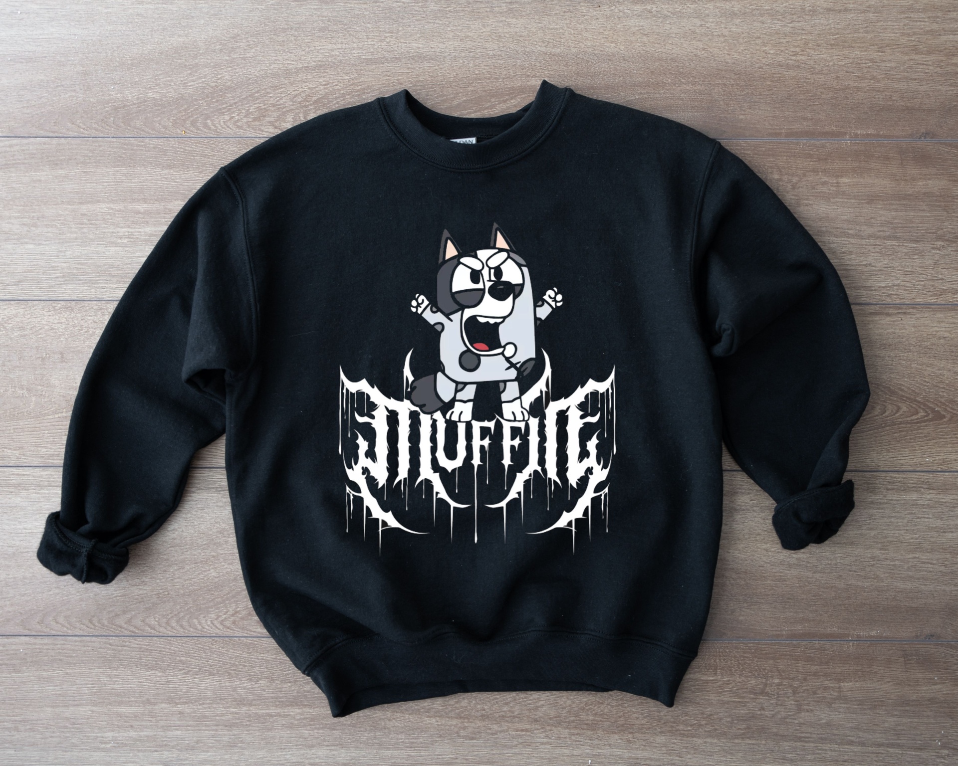 Sweatshirt preta com estampado de cão animado e texto em branco