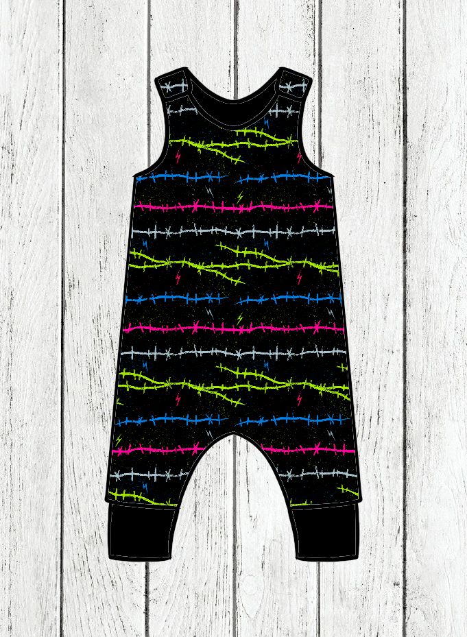 Macacão bebé preto com padrão de arame colorido e punhos pretos