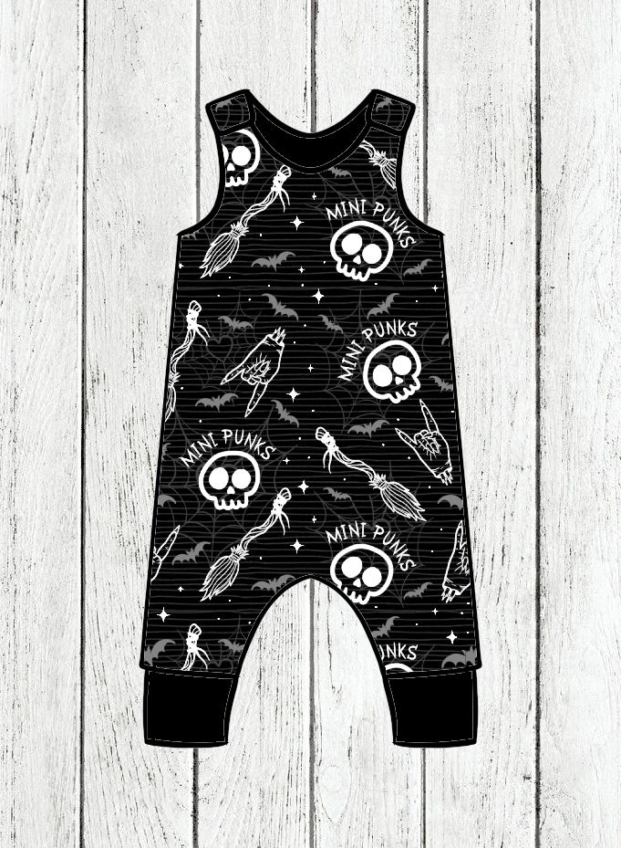 Macacão preto para bebé com estampado branco de caveiras, aranhas, morcegos e texto MINI PUNKS