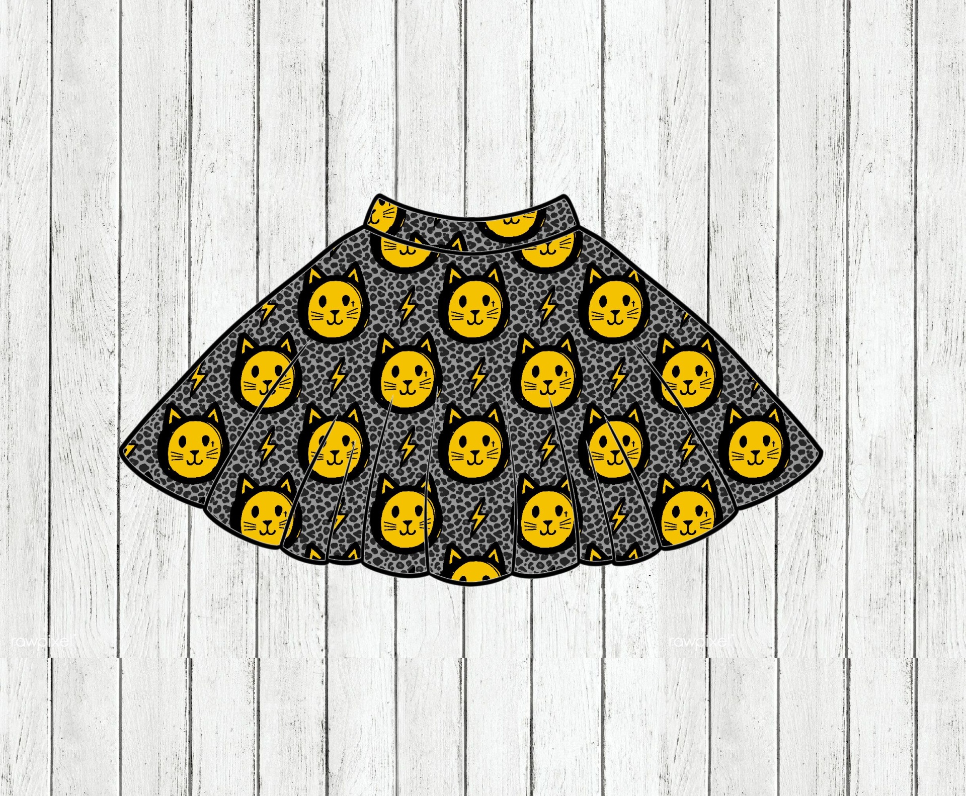 Saia preta rodada com padrão de gatos amarelos sobre superfície de madeira branca.